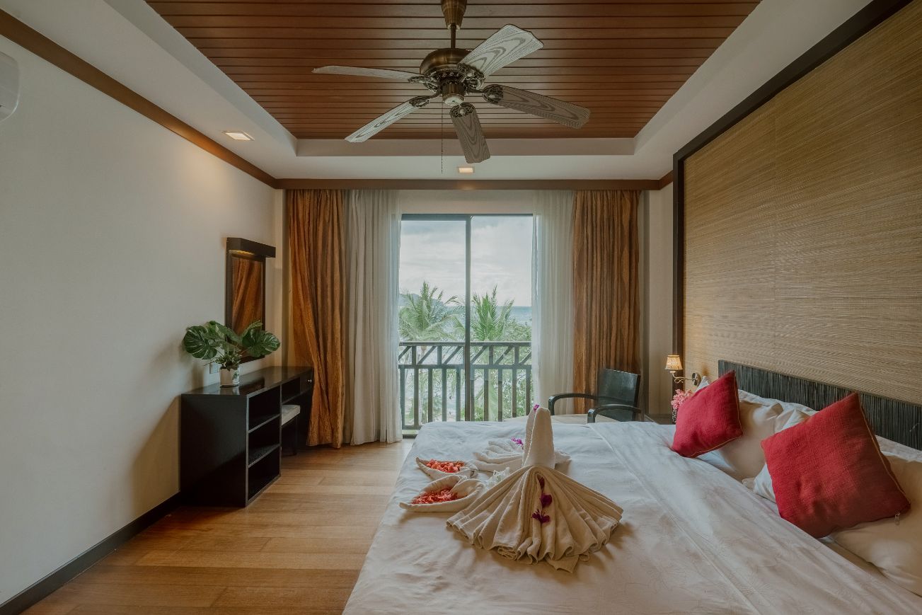 1 Bedroom Spa Suite bedroom with sea-view balcony